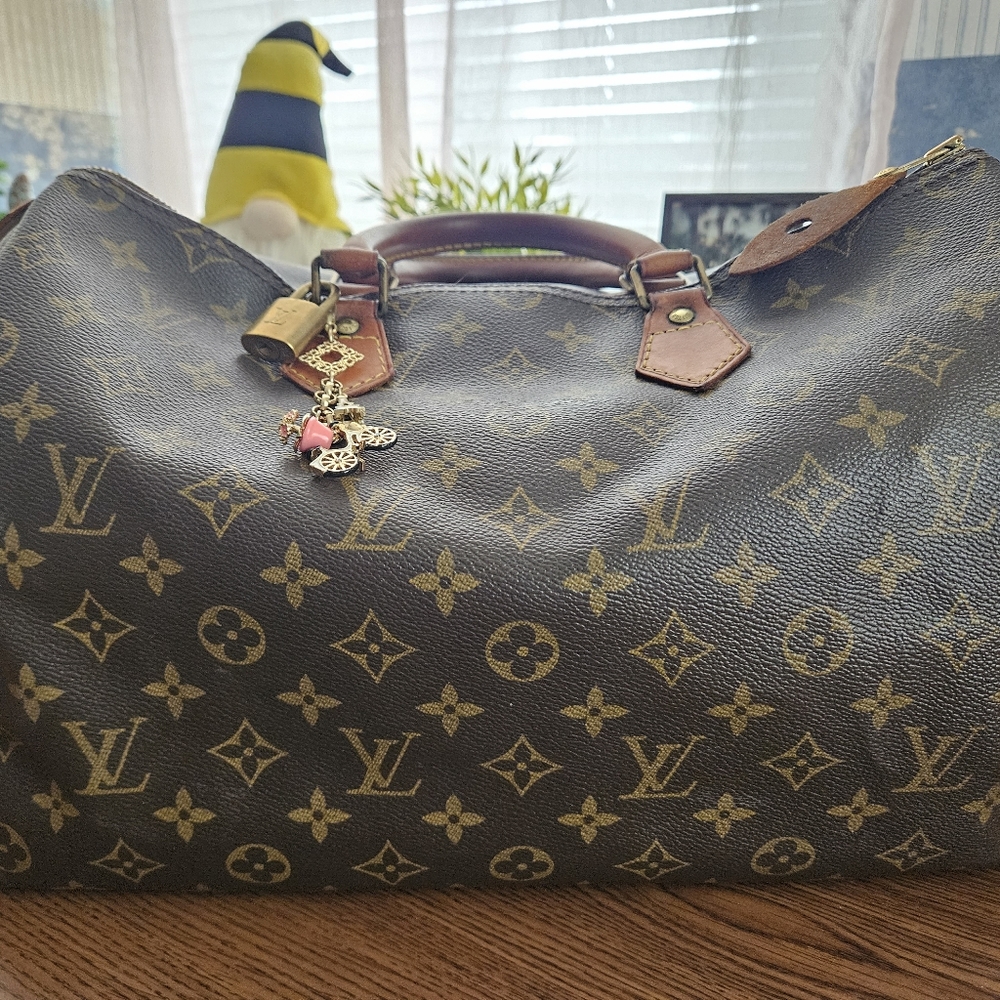 AUTHENTIC  Vintage Louis Vuitton Speedy 35